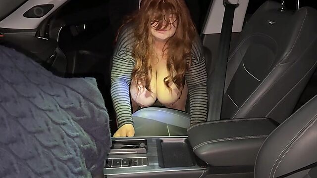 Nuttige Stiefmutter beugte sich draußen übers Auto, um den großen Schwanz ihres Stiefsohns in ihrem Arsch zu haben