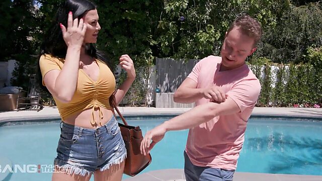 Sexo en la piscina: un chico cachondo de la piscina se folla a una milf tetona después de una suave seducción