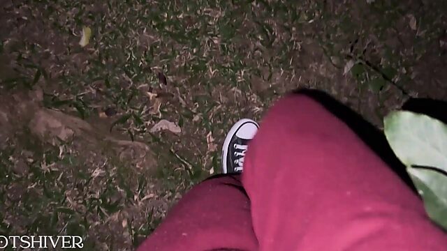 A esta zorra le encanta que le follen la cara dos pollas duras a la vez