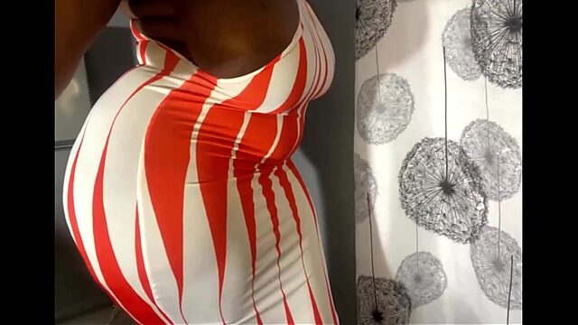 Hermanastra gordita y gordita muestra su coño mojado