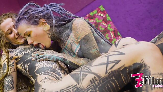 Nuttiges Alt-Chick bekommt bei brutalem Faustfick den Arsch ruiniert