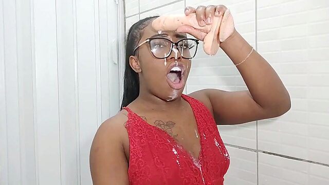 La tetona Bruna Black recibe un baño de semen después de una intensa sesión de sexo