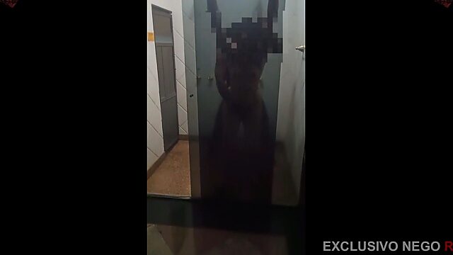 Esposa guarrilla abandona la iglesia para follar con un negro con una polla monstruosa - a su marido cornudo le encanta mirar