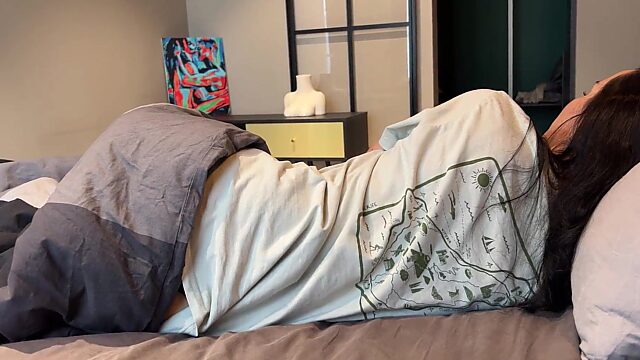 Madrastra e hijastro comparten una cama en un espacio reducido, ¡demasiados putos secretos!