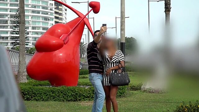 Latina de culo grande recogida en el parque de Lima se deja follar duro