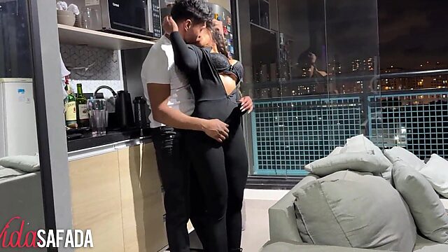 Typ mit einer Vorgeschichte, verheiratete Küken zu ficken, bringt Lu wie verrückt zum Spritzen