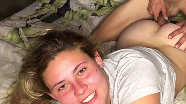 Chico suplica y llora como una perra durante su primera follada anal