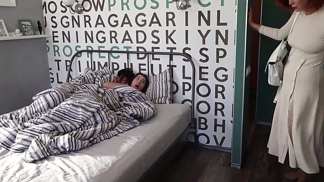 Madrastra pilla a su hijastra en plena follada y lo convierte en un sucio trío FFM