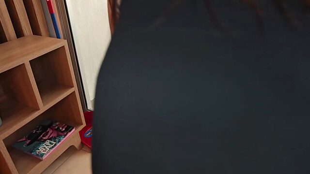 Una jefa milf caliente observa a un empleado follar con un fontanero en una sucia fantasía de trío