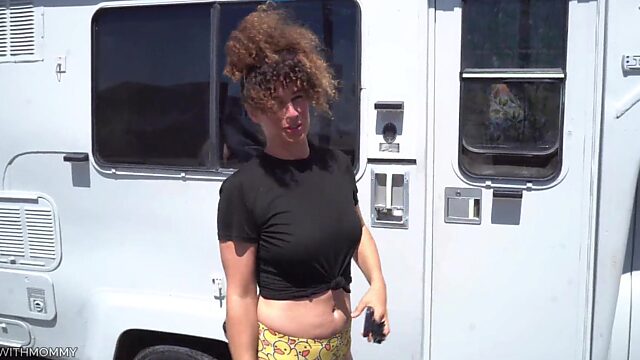 Geile, geschiedene MILF bettelt Fremden an, ihre feuchte Muschi zu zerstören