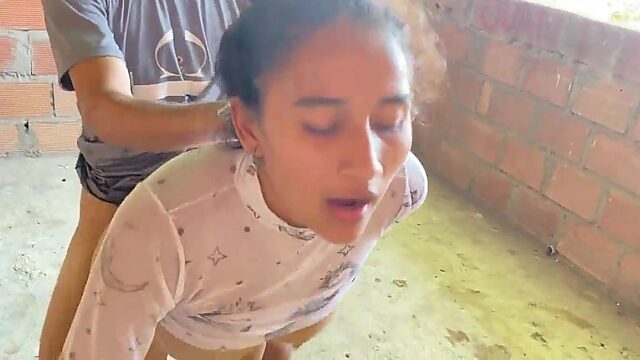 Ich habe die feuchte Muschi meiner Stieftochter draußen auf der Terrasse gefickt.