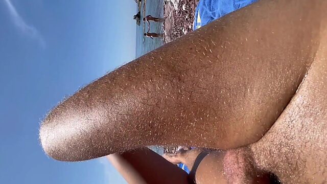 Una zorra tetona folla en una playa pública abarrotada, se traga la leche como una puta sucia.