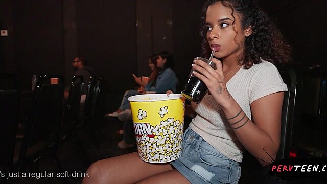 Latina tetona y zorra manoseada por un tipo cualquiera en el cine