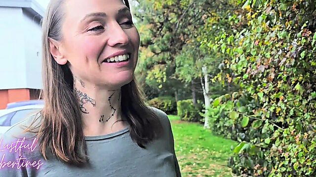 Mi esposa mantiene su vagina cerrada con llave, pero su hermanastra cachonda siempre está dispuesta a follar.