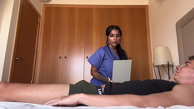 La voluptuosa enfermera Yasmina deja que su paciente Brady eyacule dentro de ella en el hospital.