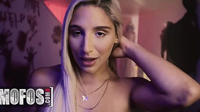 Abella Danger es destrozada por un pene monstruoso en la noche de Halloween