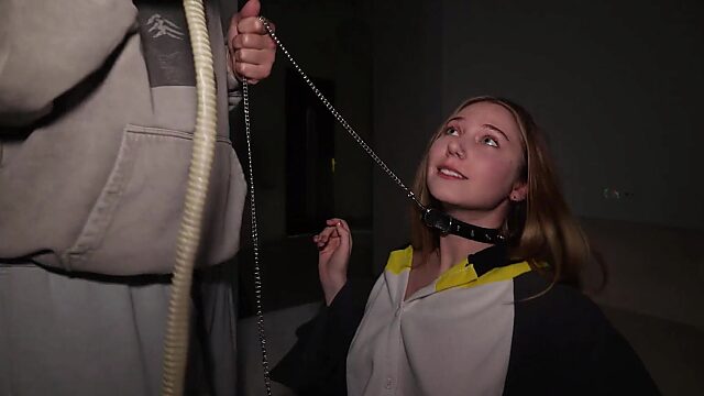 Geile Studentin wird auf einer Party von mehreren Männern mit riesigen Schwänzen vergewaltigt.