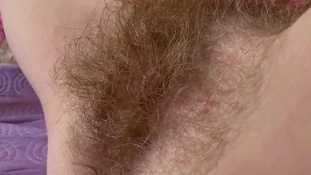El coño peludo de la bestia es frotado con fuerza, la masturbación del clítoris grande conduce a un orgasmo masivo