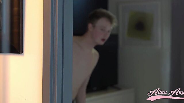 La madura árabe hambrienta Alina Angel es penetrada por el hijastro de su mejor amiga