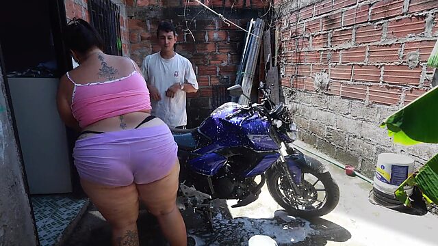 Ese cabrón del vecino me limpia la polla para luego follármela.