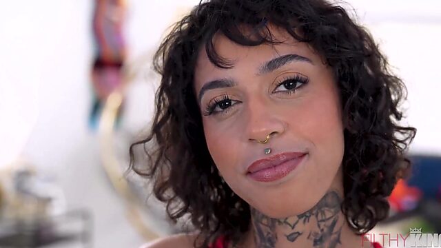 Una zorra tetona recibe una polla por el culo por primera vez