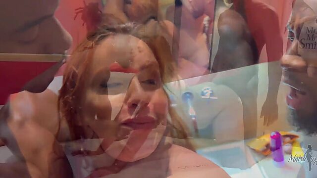 Una chica blanca y promiscua se traga dos enormes pollas negras