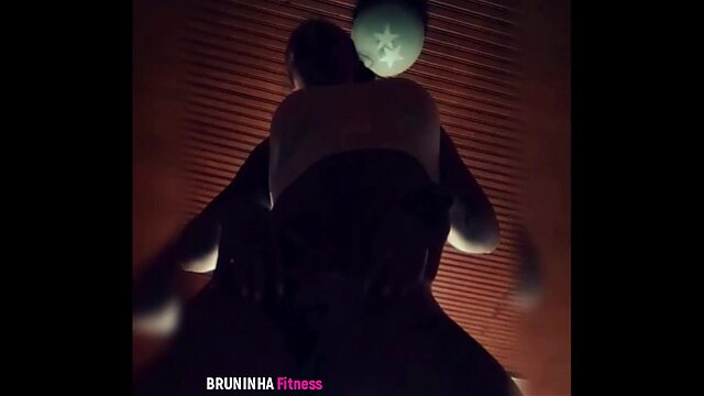 Die verschwitzte Amateurin Bruninha Fitness lässt es in einer selbstgedrehten Sexorgie so richtig krachen.