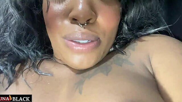 Una chica con grandes pechos no puede parar de masturbarse con su consolador favorito.