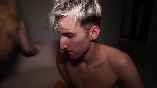 Una puta hambrienta se enfrenta a tres pollas y acaba empapada de semen.