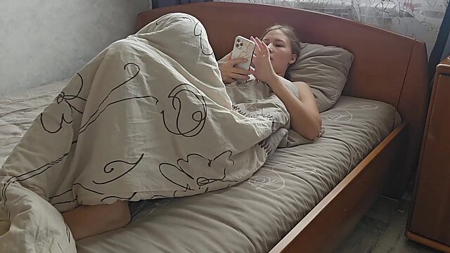 Schlampiges DIY-Pussy-Spiel: Küken kommt beim Anschauen von Fickvideos zum Orgasmus