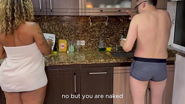 Meine heiße MILF-Stiefmutter bettelt um einen Schwanz in ihrem großen schwarzen Arsch, während eine sexy Latina auf einem riesigen Schwanz reitet.