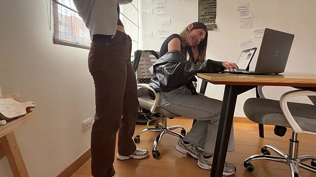 ¡Mi maldito compañero de trabajo no deja de frotarme el coño mientras intento trabajar!