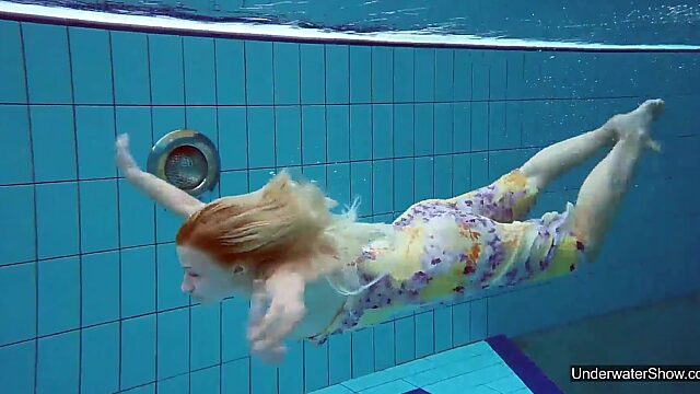 La pequeña Milana Voda se desnuda y se la follan brutalmente