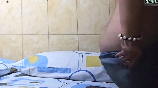 Una milf cachonda con un culo enorme recibe dinero en efectivo para follar con un idiota que conoce en la calle