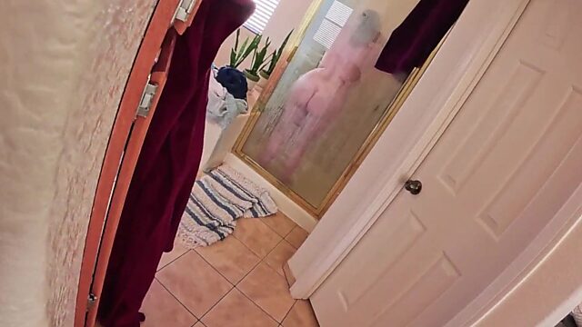 Heimlicher Stiefsohn beobachtet Stiefmutter beim Duschen und hat beim Sex das große Los gezogen