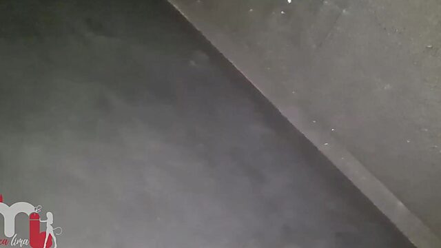 Un alemán furtivo intenta deshacerse del condón, pero mi cornudo ruega por ver esa polla monstruosa a pelo en acción.