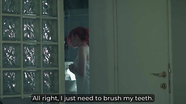 Im Hotelzimmer gefangen, habe ich meine Stiefmutter durchgenommen und ihr einen klebrigen Sahnekuchen hinterlassen.