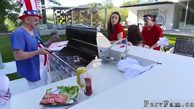 Una milf rubia tetona y bbw se deja follar el culo el 4 de julio