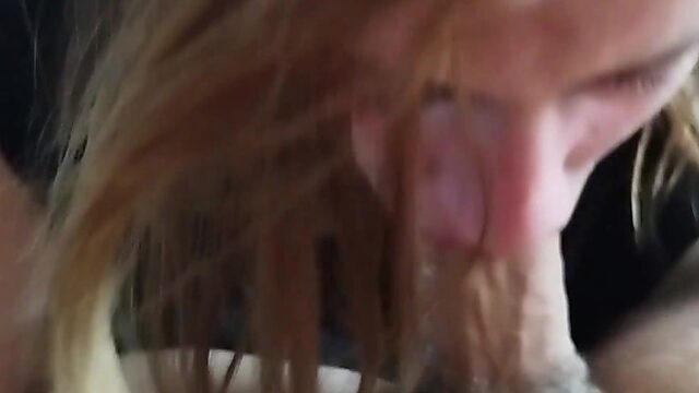 Amateur-Schlampen würgen an Schwänzen: Tiefschlucken und Abspritzen beim Blowjob-Fest