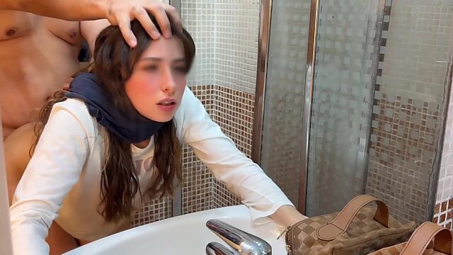 Der hinterhältige, fette Stiefvater folgt seiner Stieftochter ins Badezimmer und ejakuliert vor laufender Kamera. Sie ist alles andere als begeistert.