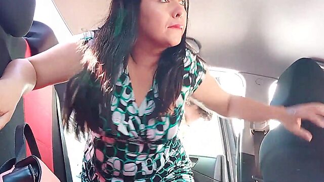 Hijastro se inclina sobre su madrastra en el asiento trasero del auto para follarla duro