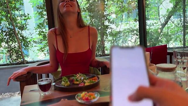 Ich wäre beinahe erwischt worden, als ich in der Öffentlichkeit einen Orgasmus hatte, während ich mit meiner verrückten Freundin unterwegs war.