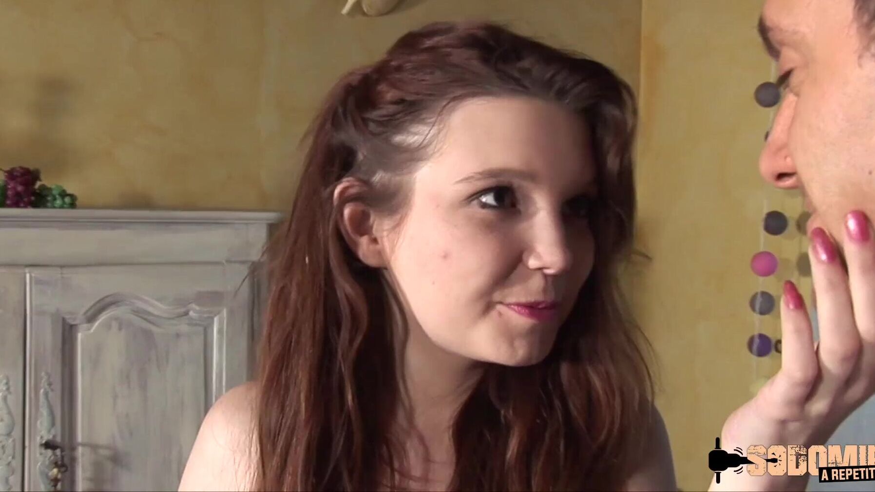 Анонимный мужик в маске довел до оргазма молодую служанку.