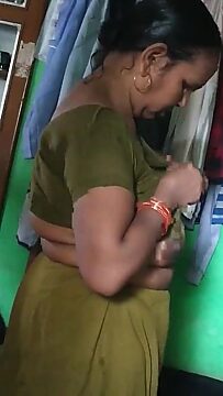 Sexy Tamil Aunty Gets Naughty with Wardrobe Change
